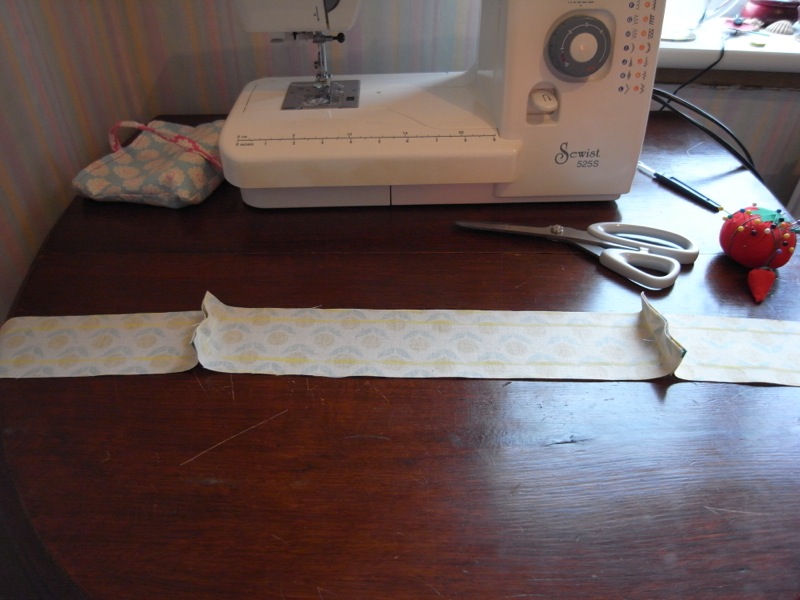 After marking out the seam allowance I can now start putting the bag together. I attach the sides to the base.